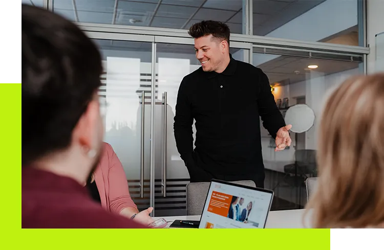 Markenstrategie - Team bespricht Markenstrategie und Corporate Branding Konzepte für den digitalen Auftritt