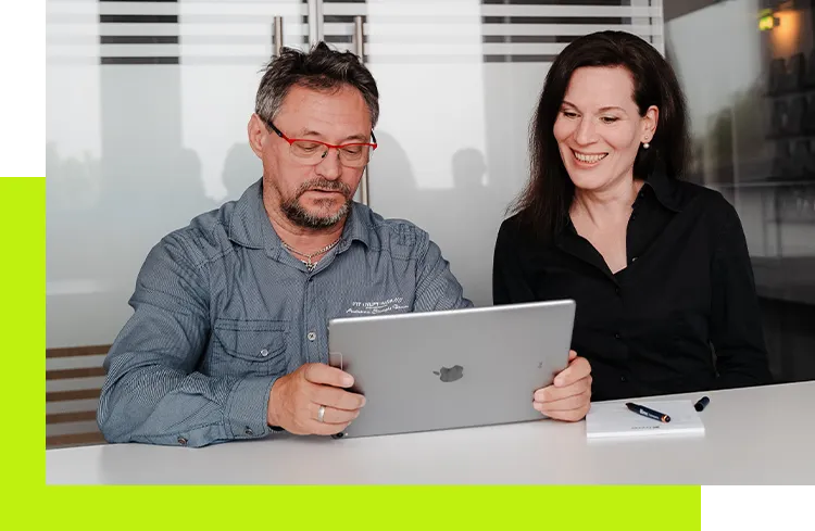 Newsletter Tools - Zwei Teammitglieder arbeiten an der Umsetzung einer Newsletter-Kampagne