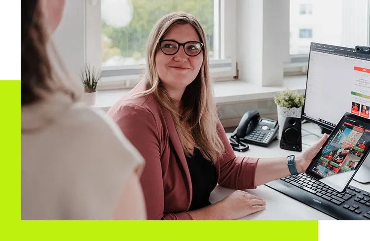 Online Marketing Digitalagentur- Social Media Managerin betreut Social-Media-Aktivitäten auf verschiedenen Endgeräten im Rahmen einer Marketingstrategie