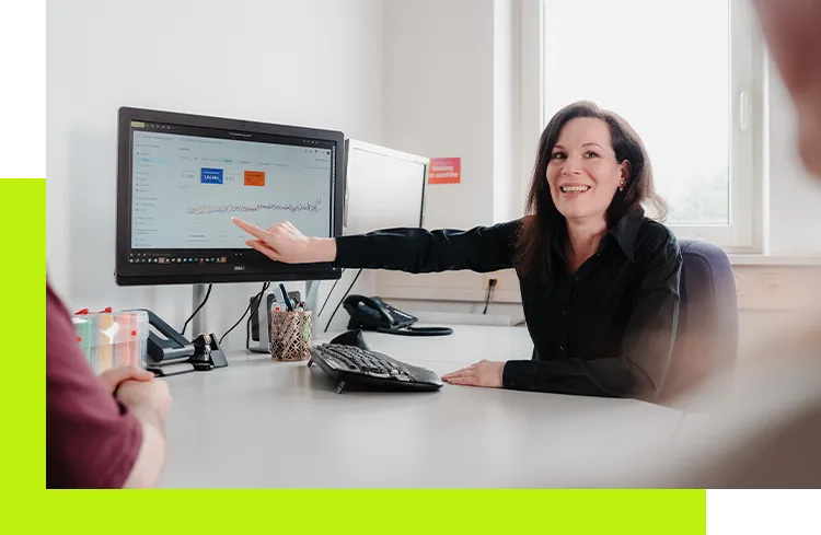 Online Marketing Strategie Agentur - Leiterin Marketing wertet Marketingkennzahlen und Performance Reports aus zur Optimierung laufender Kampagnen