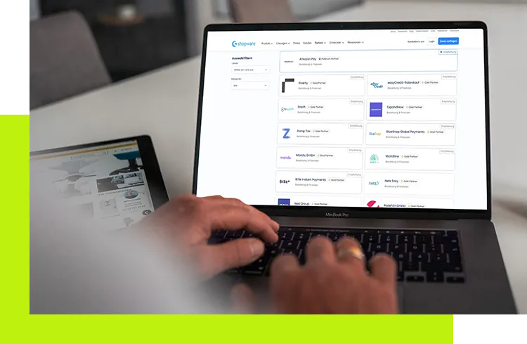 Plugin - Shopware-Plugin-Übersicht auf einem Laptop, während ein Nutzer Erweiterungen auswählt