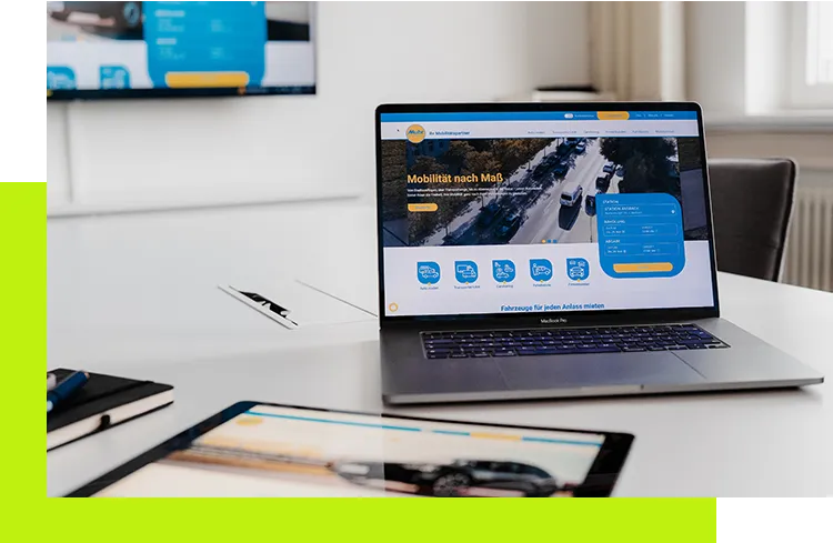 SEO Agentur - Laptop mit geöffneter Fahrzeugvermietungs-Website zur Optimierung von Sichtbarkeit, Nutzererlebnis und Conversion-Rate