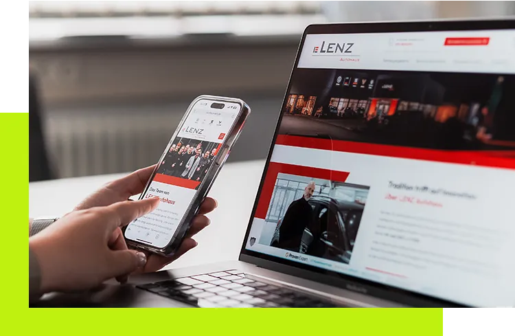 SEO Analyse - Person bedient Website eines Autohauses auf Smartphone und Laptop zur Überprüfung von SEO-Optimierung und mobiler Nutzerfreundlichkeit