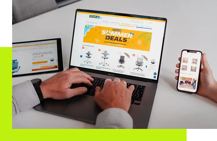 Shopware Business Partner - Webentwickler testet einen Online-Shop gleichzeitig auf Laptop und Smartphone, um ein einheitliches Look-and-Feel sicherzustellen