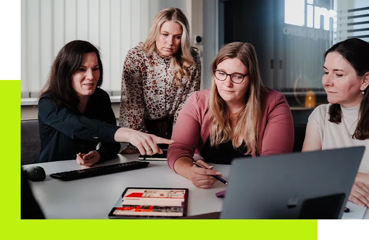 Social Recruiting Marketing - Projektteam im Meeting diskutiert Konzepte und Strategien für Social-Recruiting-Kampagnen