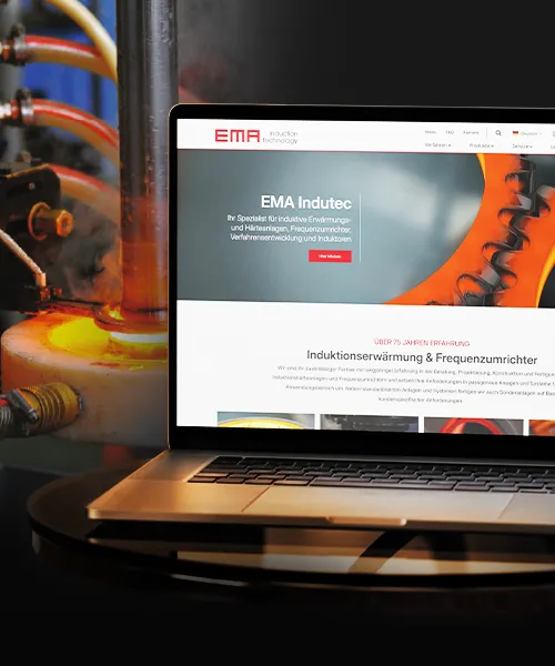 Neues User Experience Design Website - Desktop-Ansicht der EMA-Indutec-Startseite auf Laptop im industriellen Umfeld zur Darstellung des B2B-Webdesigns