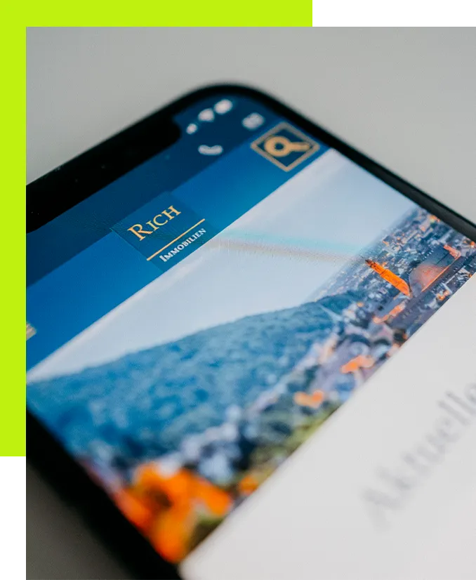 Heidelberg Agentur Webdesign - auf einem Handy ist eine Webseite mit angepasstem Webdesign geöffnet