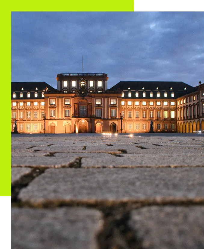 SEO-Experte in Mannheim - Abendstimmung im Hof des Mannheimer Schlosses