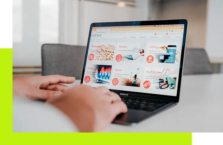 Suchmaschinenoptimierung Agentur Mannheim – Agenturmitarbeiterin optimiert Ladegeschwindigkeit einer Webseite für mobile Darstellung