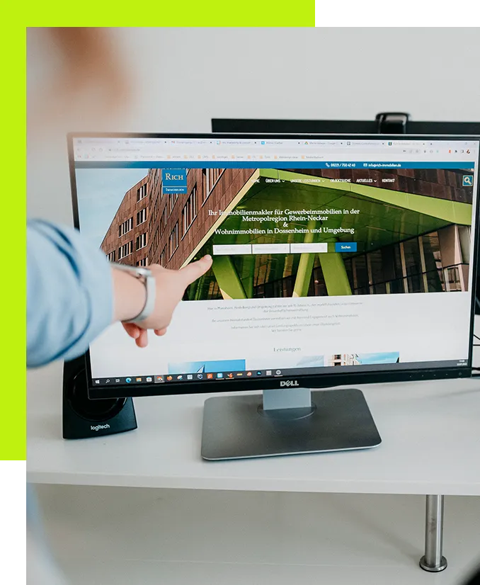 Webdesign Agentur Heidelberg - Webdesignerin zeigt auf eine von imc erstellte Webseite