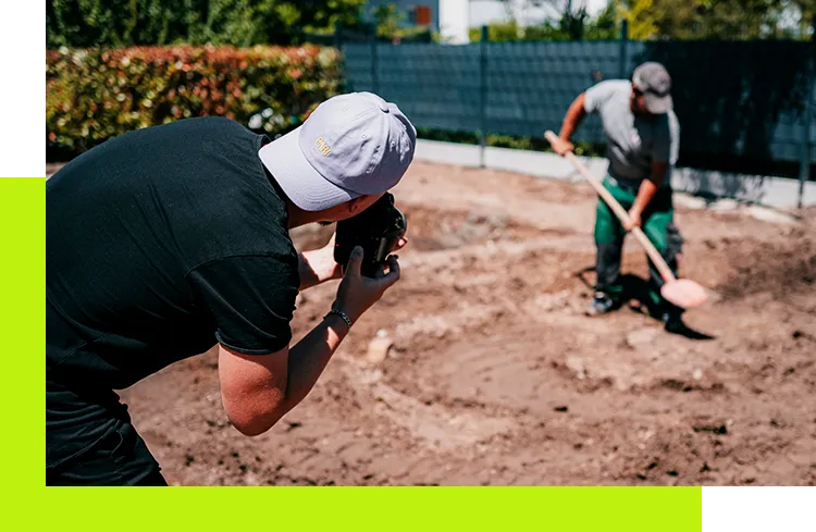 Agentur Mannheim - Fotograf Vordergrund, der für eine Recruiting-Kampagne einen Mitarbeiter bei der Arbeit fotografiert
