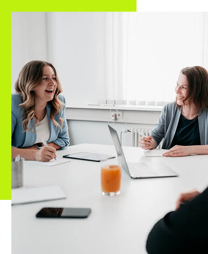 Bewerbung Digitalagentur - Online Marketing Managerin und Webentwicklerin von imc lachen zusammen bei einem Meeting