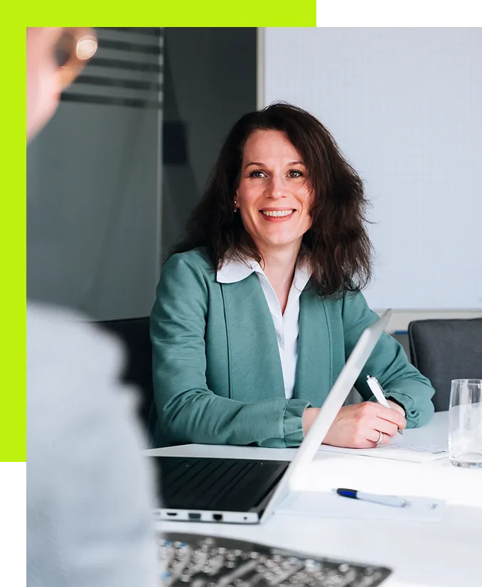 Personalfindung Social Recruiting Heidelberg – Mitarbeiterin bei der Besprechung