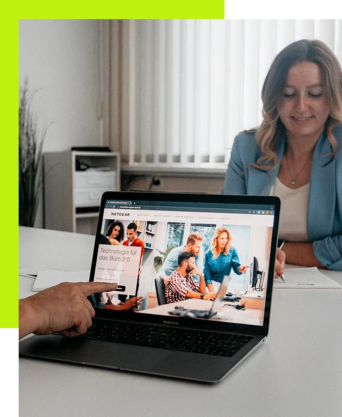 Landingpage Design Heidelberg - Grafikerin schaut sich eine Landingpage auf einem Laptop an