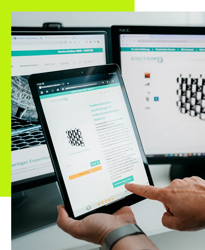 SEA Marketing - Marketing Managerin prüft SEA-Maßnahmen