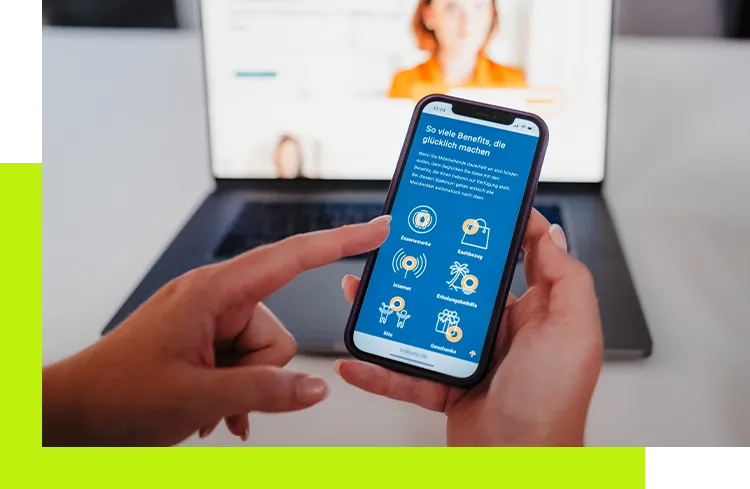 Arbeitgebermarke aufbauen - Hände bedienen Smartphone mit Benefit App zur Darstellung von Mitarbeiterangeboten und Vorteilen eines Unternehmens