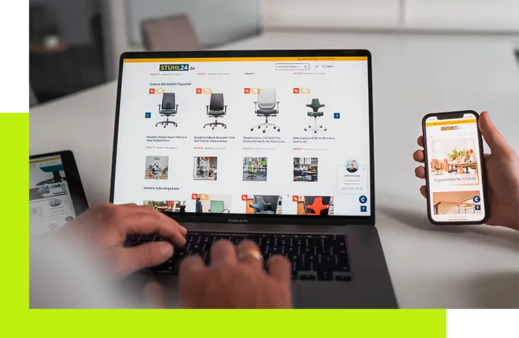 B2B Marktplatz - Benutzer durchsucht einen B2B-Onlinemarktplatz für Bürostühle auf Laptop und Smartphone