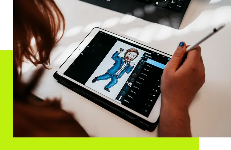 Content Erstellung - Grafik Designerin illustriert eine digitale Figur auf dem Tablet im Rahmen eines visuellen Content-Projekts