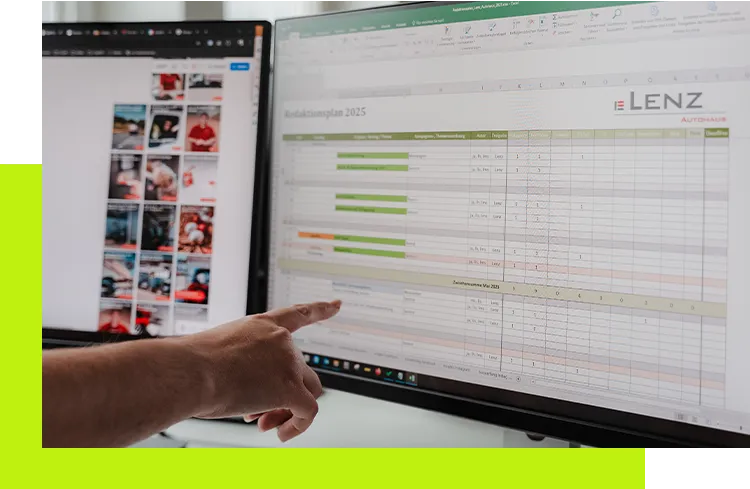 Content Marketing Planung - Hand zeigt auf einen detaillierten Redaktionsplan auf dem Monitor während der Planung von Content-Inhalten