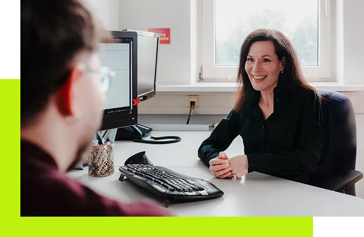 Content Strategie Beratung - Projektteam im Gespräch am Arbeitsplatz während der Abstimmung über aktuelle Content-Projekte