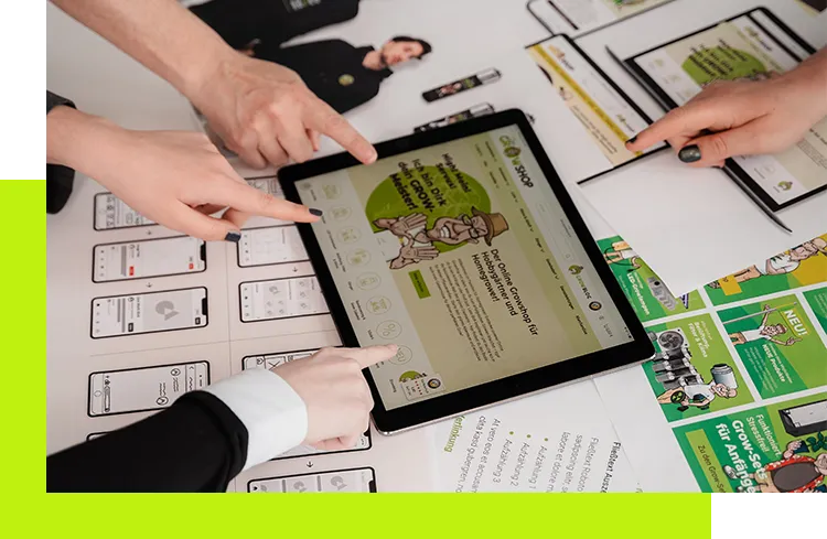 Corporate Identity - Tablet zeigt Corporate Website mit Markenfarben und Layout als Beispiel für professionelle Corporate Identity