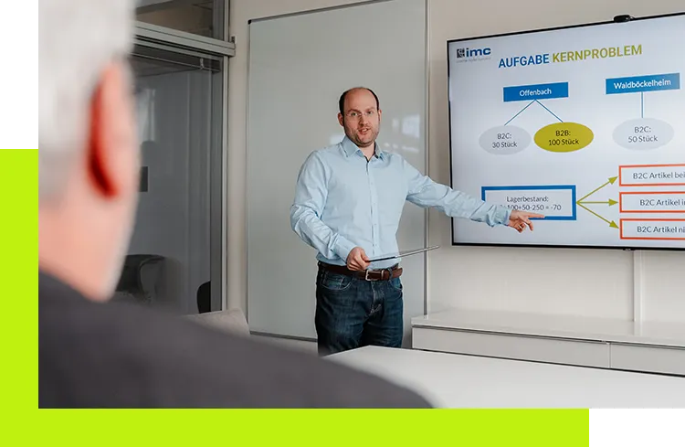 E-Commerce Konzept Werbeagentur - Softwareentwickler gibt eine Präsentation vor Kollegen und erklärt strategische Inhalte auf einem Bildschirm im Besprechungsraum