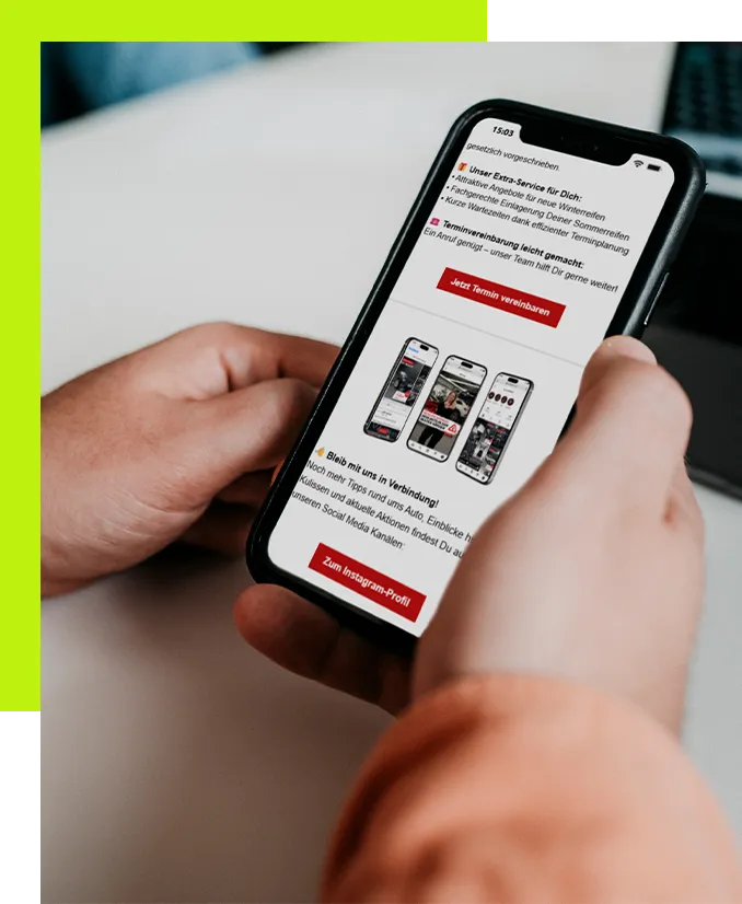 E-Mail Marketing Service - Smartphone mit geöffnetem Newsletter zu Dienstleistungen und Social-Media-Angeboten während der Umsetzung einer digitalen Marketingkampagne