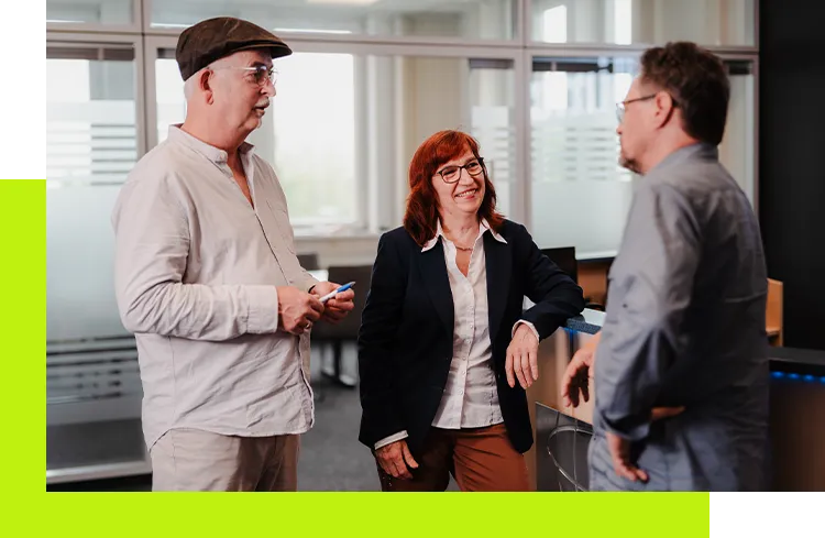 Employer Branding Beratung - Kolleginnen und Kollegen im Gespräch über Markenstrategie und interne Kommunikationsmaßnahmen