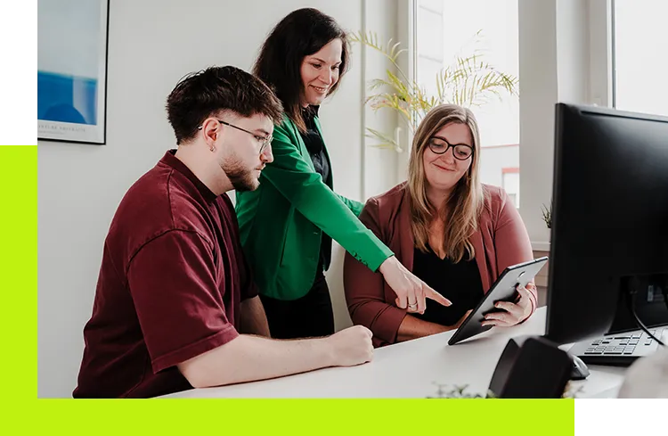 HR Marketing - Projektteam arbeitet gemeinsam an einem Tablet und überprüft Bewerberkampagnen im Social-Media-Design