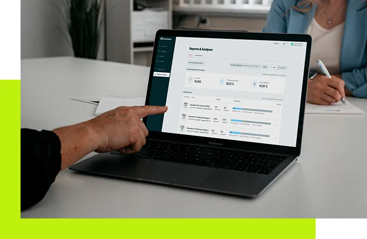 Newsletter Programm - Laptop mit geöffnetem Dashboard zeigt Kennzahlen und Analysen eines Projekts im digitalen Marketing