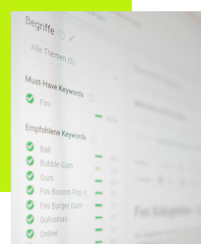 Online Marketing Strategie - Nahaufnahme einer Keyword-Analyse auf Bildschirm