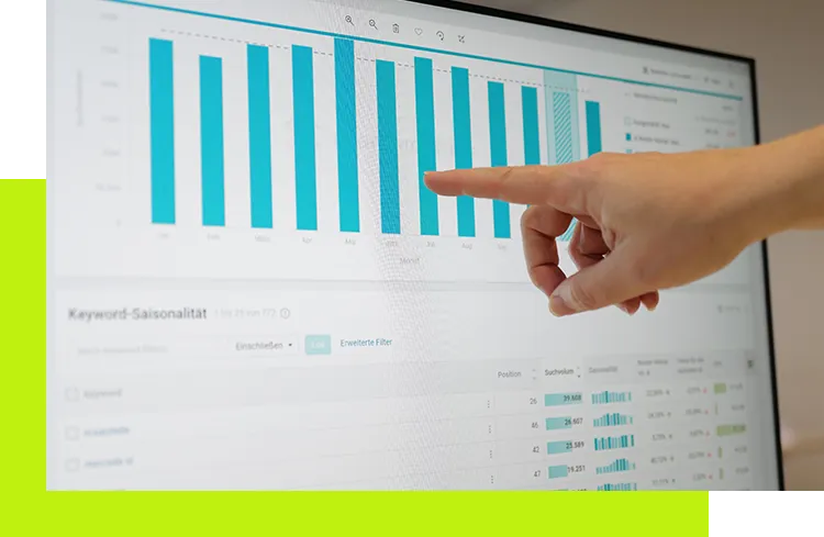 SEO Beratung - Monitor zeigt Rankingdaten und Keywordanalysen im Rahmen einer Suchmaschinenoptimierung