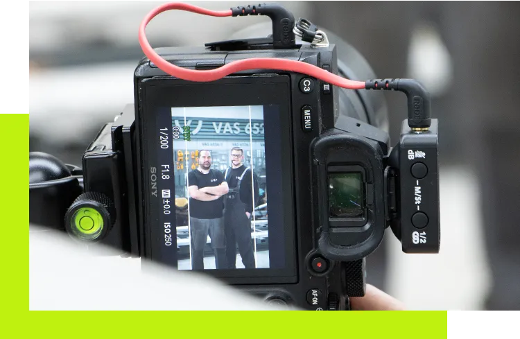 Social Media Betreuung - Professionelle Kamera zeigt auf dem Display zwei Mitarbeiter für ein Social-Media- oder Employer-Branding-Fotoshooting
