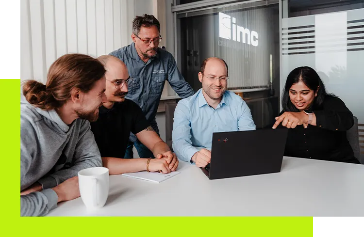 Softwarearchitektur Agentur- Softwarearchitekten-Team entwickelt Systemkonzept in kollaborativer Sitzung