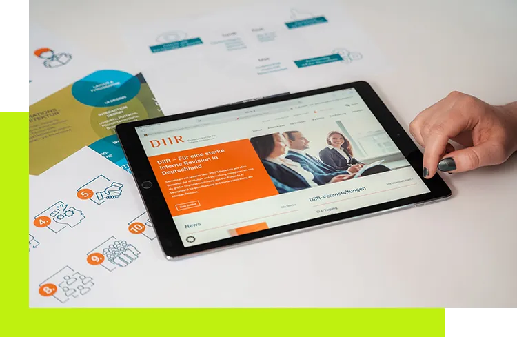 Webdesign Agentur - Tablet zeigt Website-Entwurf für Unternehmensauftritt mit klarer Struktur und ansprechendem Design