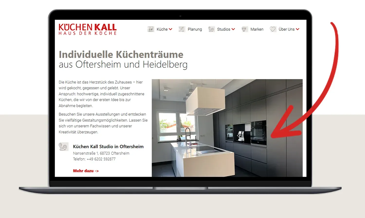 Webdesign Web-Relaunch – Unterseite der Küchen Kall Webseite im Laptop geöffnet