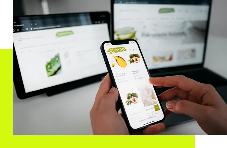 Handel 2030 Beratung in Heidelberg - Mobile E-Commerce-Ansicht mit Produktdarstellung auf Smartphone vor Desktop-Shop zur Abbildung kanalübergreifender Handelslösungen