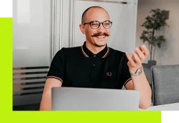 Team imc Heidelberg - Team-Kollege lächelt in die Kamera